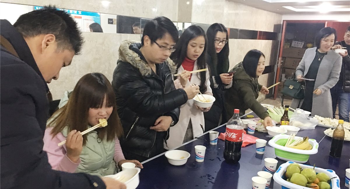 公司发展“冬至包饺子，欢乐师作”活动