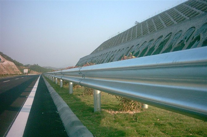 高快公路护栏设计的尺度高度是几多？
