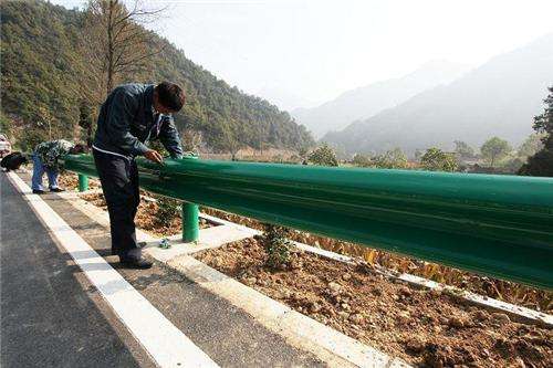 影响公路波形护栏板不变性的成分有哪些？