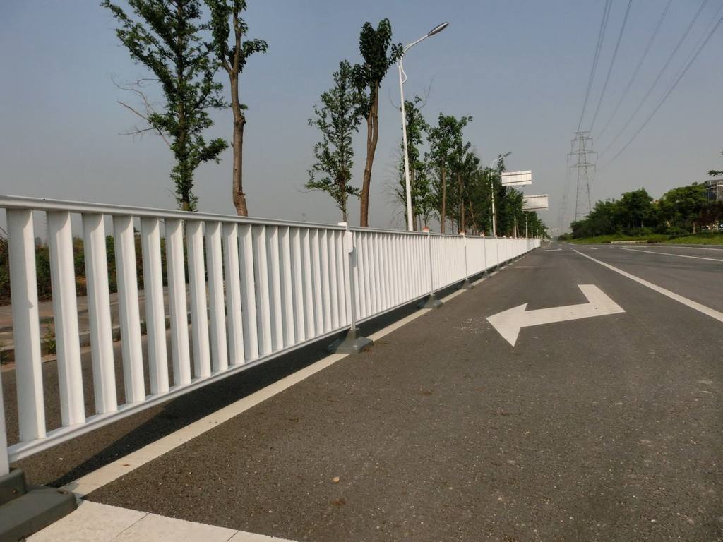 城市路路护栏材质若何选择?